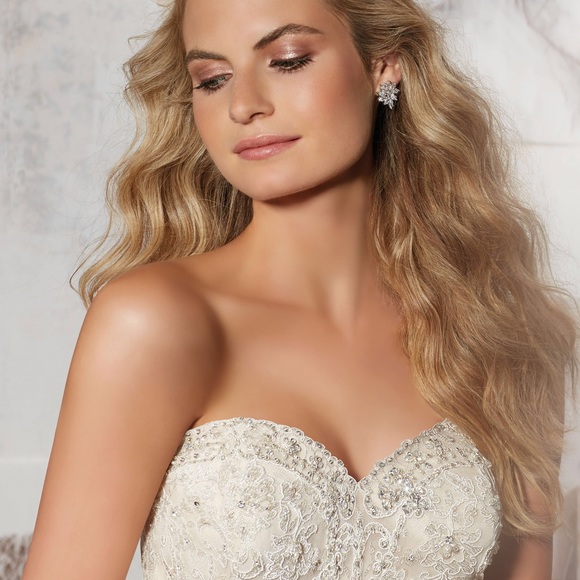 Beautiful Mori Lee Wedding Dress- style 8125 - Picture 7 of 9